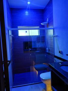 乌贝拉巴Suíte Alto Padrão的蓝色的浴室设有卫生间和水槽