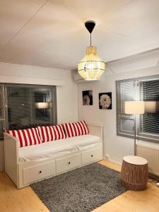 瓦萨Vaasa homestay的一个带灯和窗户的沙发