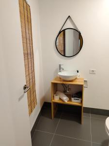 弗龙特拉Hierro的一间带水槽和镜子的浴室