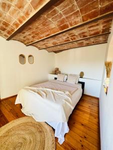 普拉加德阿罗B&B La Vista Brava的一间卧室设有一张大床,铺有木地板