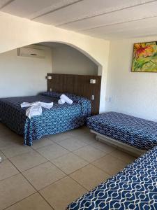Monte GordoHotel Torre Molino的酒店客房,配有两张带毛巾的床