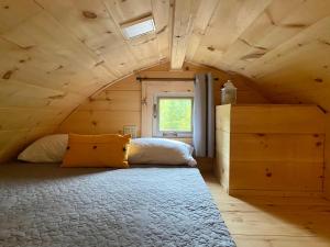 圣亚历克西德蒙Le POD'Stress / Nature et tranquilité的一间位于小房子的卧室,设有一个阁楼