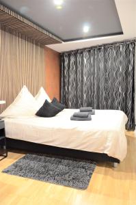 不莱梅安韦德希公寓民宿的卧室配有一张大白色的床和地毯