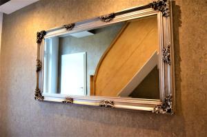 不莱梅安韦德希公寓民宿的墙上的一面木框镜子