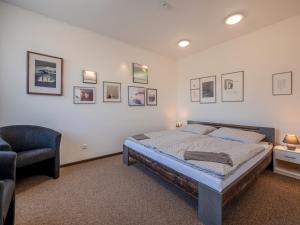 尼特拉Penzion ARIES的一间卧室配有一张床和一把椅子