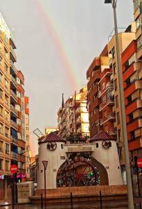 阿尔巴塞特El Molino的天上一带彩虹,城市上方有建筑