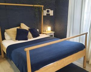 瓦伦西亚Bonito Alojamiento F的一间卧室配有一张带蓝色毯子的木床