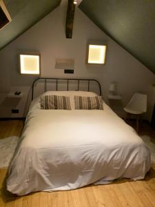 希迈Froissart Loft的卧室配有白色床和2扇窗户
