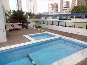 若昂佩索阿绿色公园公寓的建筑物屋顶上的游泳池