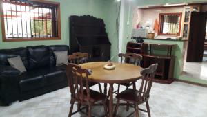 瓜鲁柳斯Chácara, 3 suítes, piscina, lago, wi-fi 250 mbps的客厅配有桌椅和沙发