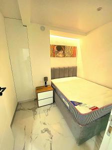尼斯Côte d'Azur Oasis Suites的一间小卧室,配有一张床和一张桌子
