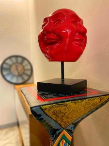 尼斯Côte d'Azur Oasis Suites的一张桌子上的一个红色头雕塑