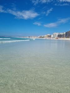 卡波布里奥Apto luxo de 2 quartos, 3 banheiros Praia do forte的享有海滩、建筑和大海的景色