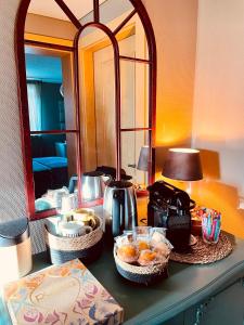 卢森堡Guest House的装有食物篮子和镜子的柜台
