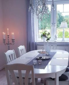 韦纳穆荷拉乐浓酒店的白色的餐桌、椅子和吊灯