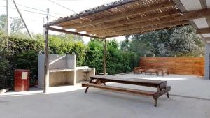Del VisoComplejo Martins Pilar的庭院设有木制凉亭和野餐桌