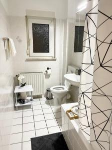 伍珀塔尔Tunnel Apartment - Nordbahntrasse, Kontaktloser Self-Check-in, Netflix的白色的浴室设有卫生间和水槽。