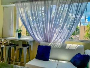 圣佩德罗-德马科里斯Suite in San Pedro De Macoris的客厅配有白色沙发和窗户