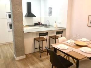 马拉加Duplex nueva construcción en Málaga-Centro的厨房以及带桌椅的用餐室。
