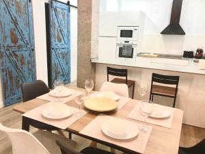 马拉加Duplex nueva construcción en Málaga-Centro的餐桌,配有白板和酒杯