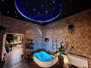克拉科夫Apartament z jacuzzi Kraków的一间设有星空天花板的客房内的浴缸