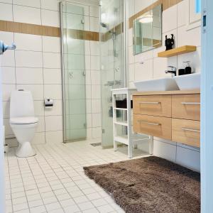HuutotöyryVuolenkosken Helmi - laadukas ympärivuotinen kohde的浴室配有卫生间、盥洗盆和淋浴。