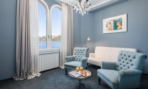 科尔丘拉Aminess Korcula Heritage Hotel的带沙发和椅子的客厅以及窗户。