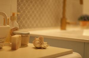 海法Lily’s house的浴室的柜台上装有肥皂和贝壳