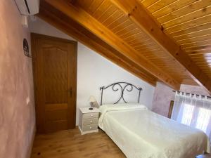 穆尔西亚Chalet en Librilla的一间卧室设有一张床和木制天花板