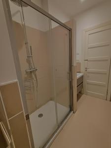 维罗纳Casa di Ale的浴室里设有玻璃门淋浴