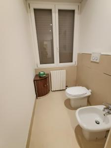 维罗纳Casa di Ale的一间带卫生间和水槽的浴室