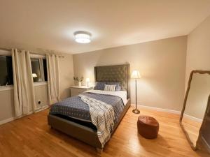 隆格伊南岸学区独栋，位置方便，周围安静，距DT15分钟的一间卧室配有一张床和一盏灯