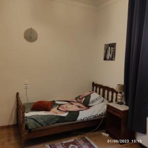布鲁塞尔Room in BB - Chambre Z2 A Bruxelles的一张床上有一张女人的照片