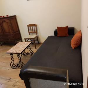 布鲁塞尔Room in BB - Chambre Z2 A Bruxelles的一间卧室配有黑色沙发和椅子