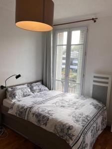 伊西莱穆利诺chambre d'hote的一间卧室设有一张床和一个大窗户