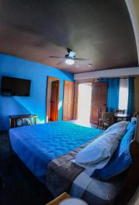 AntónCasa Morada的一间卧室设有一张蓝色墙壁和天花板的床。