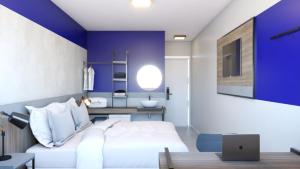 伊瓜苏Hotel Coroados Foz Express的卧室配有白色的床和蓝色的墙壁