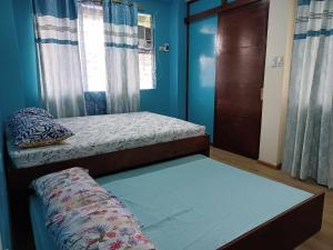 San RoqueCebu City 80sq Apartment near SM Seaside NuStar Ocean Park Dynamic Herb的一间卧室设有两张双层床和一扇窗户。