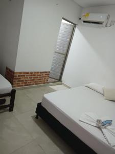 科韦尼亚斯Mónaco habitaciones的卧室配有白色的床和窗户。