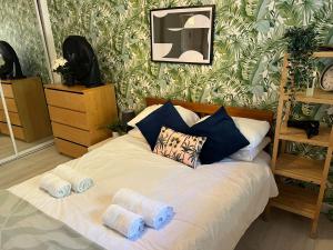 伦敦Luxe Haven King Bed En-suite & Double with Parking的床上有两条毛巾