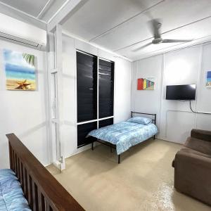 Wagait BeachUnit 1 Golden Sands Retreat的小房间设有床和沙发