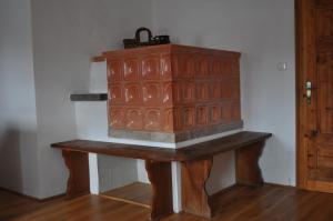 ŠkocjanApartments Koptur的一张桌子上的木箱