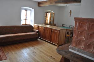 ŠkocjanApartments Koptur的客厅配有沙发和桌子