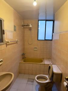 拉巴斯Departamentos a su altura en La Paz的带浴缸、卫生间和盥洗盆的浴室