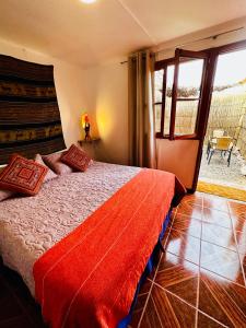 圣佩德罗·德·阿塔卡马Posada Atacameña的一间卧室设有一张床和一个大窗户