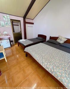 隆海Mai Anh Homestay Long Hải的一间设有两张床和一台电视的房间