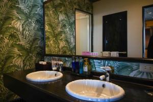 ホテル ラヴィアン HOTEL Lavien的一间带两个盥洗盆和大镜子的浴室