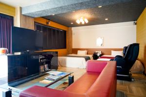 ホテル ラヴィアン HOTEL Lavien的酒店客房设有电视和两张床。