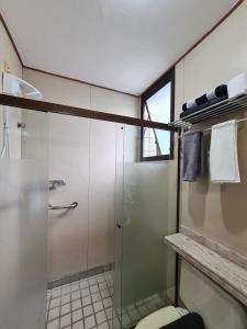 贝洛奥里藏特Volpi Residence na Savassi - Sinta-se em casa!的一间带玻璃淋浴和卫生间的浴室