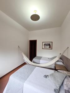 贝洛奥里藏特Volpi Residence na Savassi - Sinta-se em casa!的一间卧室设有两张床和吊床
